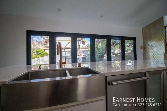 Building Photo - 11619 Lerdo Ave