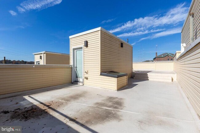 Building Photo - 153 Levering St