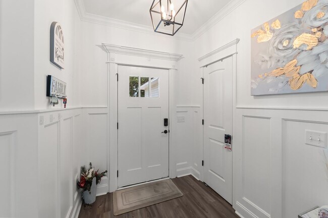 Building Photo - Comfort & Style Meet in This Beautiful 4 Bedroom Midway Home