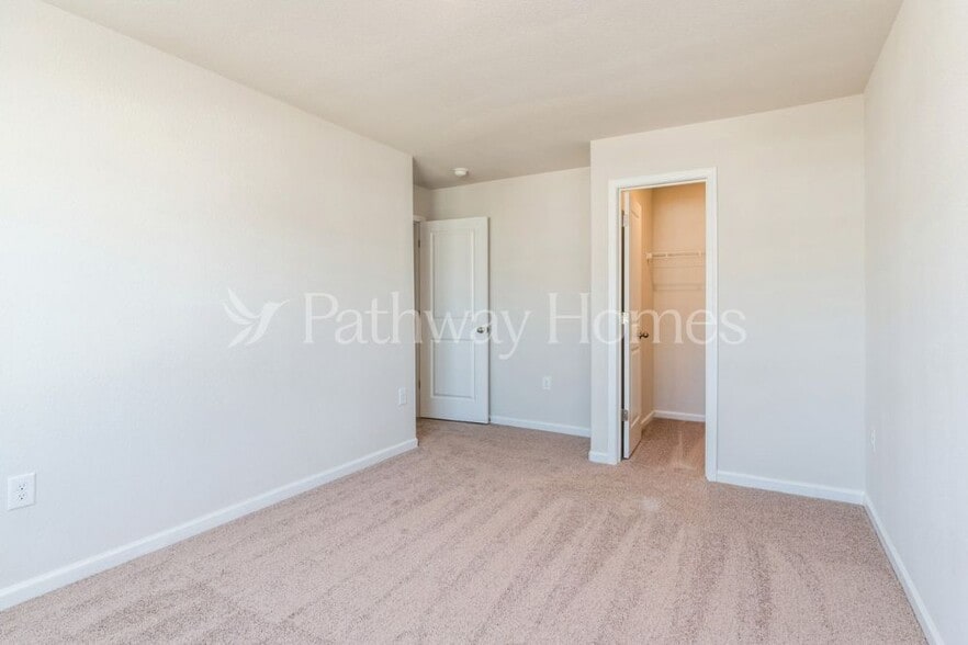 Building Photo - 102 N Sina St