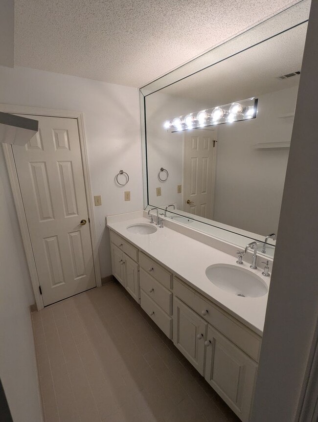 Building Photo - Fabulous 5 Bedroom Home in North River