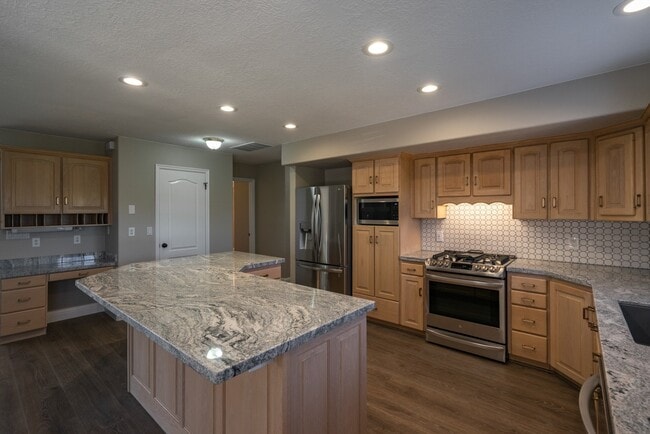 Building Photo - Spacious 6 Bedroom Home with a Balcony!