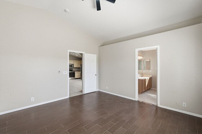 Building Photo - Three bedrooms PLUS Den! Ready to Move In