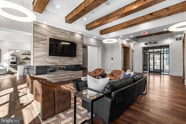 Building Photo - 2623 Maplewood Cir