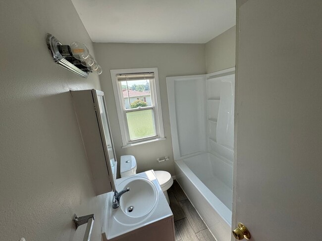 Building Photo - Gorgeous 3 bed 2 bath Eastpointe bungalow ...