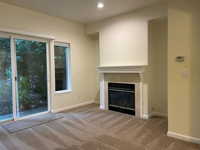 Building Photo - Bellevue Townhome! 2 Bedroom 2.5 Bathroom! *Utilities Included*