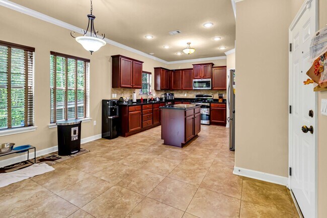 Building Photo - 5 Bedrooms in Crestview!!