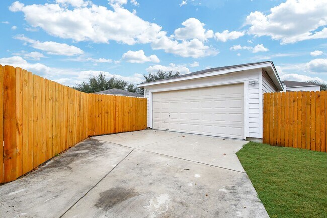 Building Photo - 3-Bedroom Townhouse with Open Floor Plan and Spacious Backyard Near Lackland AFB