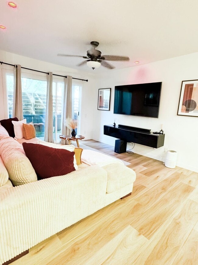 Building Photo - Charming Lake Forest Condo Ready for You! ...