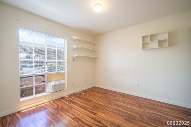 Building Photo - (2 bd / 2 ba / 2 parking Condo in Waikele)
