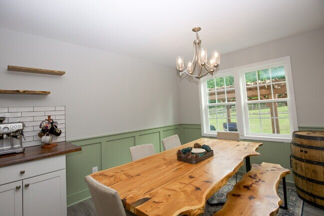 Building Photo - Charming 3-bedroom, 2.5-bath home nestled in the heart of Carthage