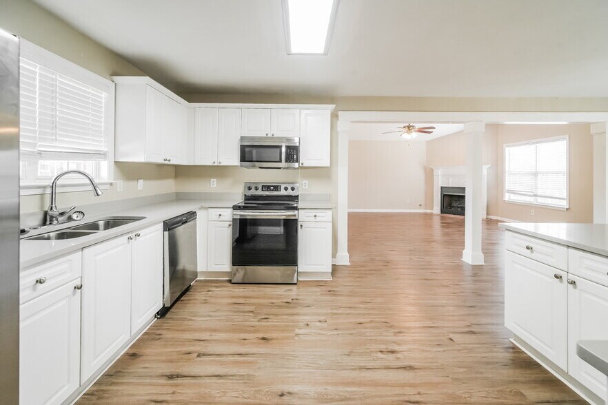 Building Photo - 1027 E Bay Springs Dr