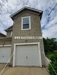Building Photo - Spacious Townhome in Piper School District...
