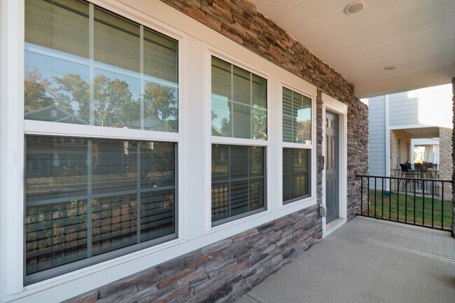 Building Photo - Beautiful and Spacious Home in the Heart o...