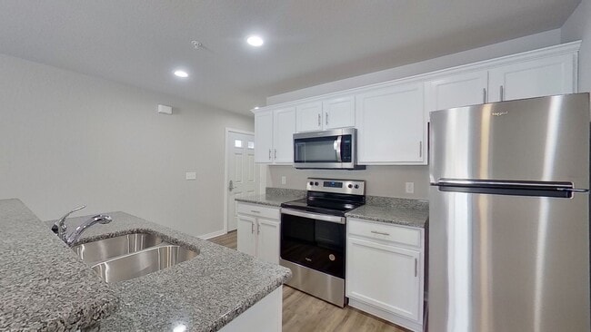Building Photo - Condo Style Lower 2 Bedroom 2 Bathroom plus Den Apartment