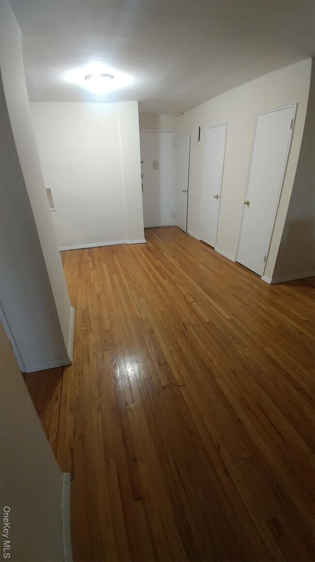 Building Photo - 66-15 Thornton Pl