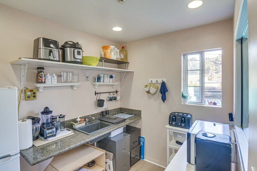 Building Photo - 3863 Broadlawn Dr