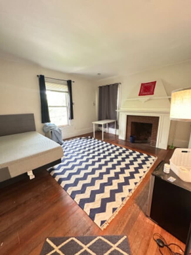 Building Photo - BC / Cleveland Circle 10 Bed/3.5 Bath House on Orkney Rd for September 2026