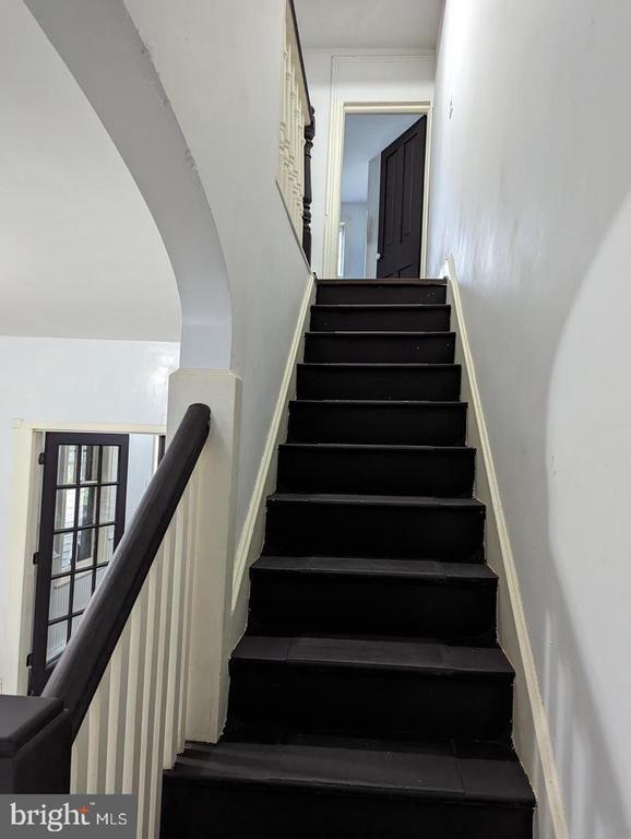 Building Photo - 327 W Race St