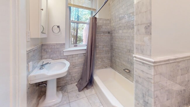 Building Photo - Updated Kalorama One Bedroom on Quiet Street