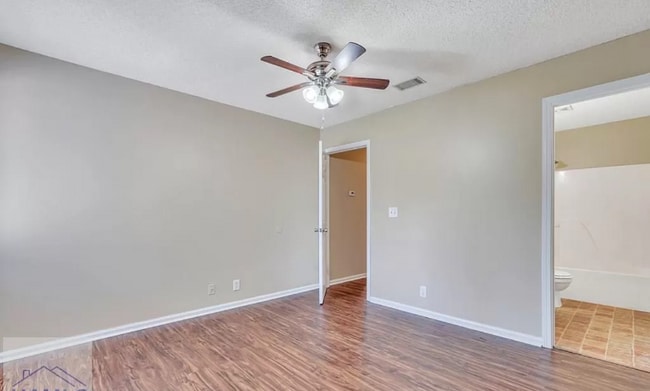 Building Photo - 910 Brett Dr