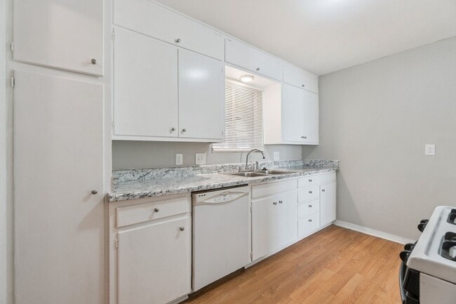 Building Photo - 3 bed, 1 bath home in the Village