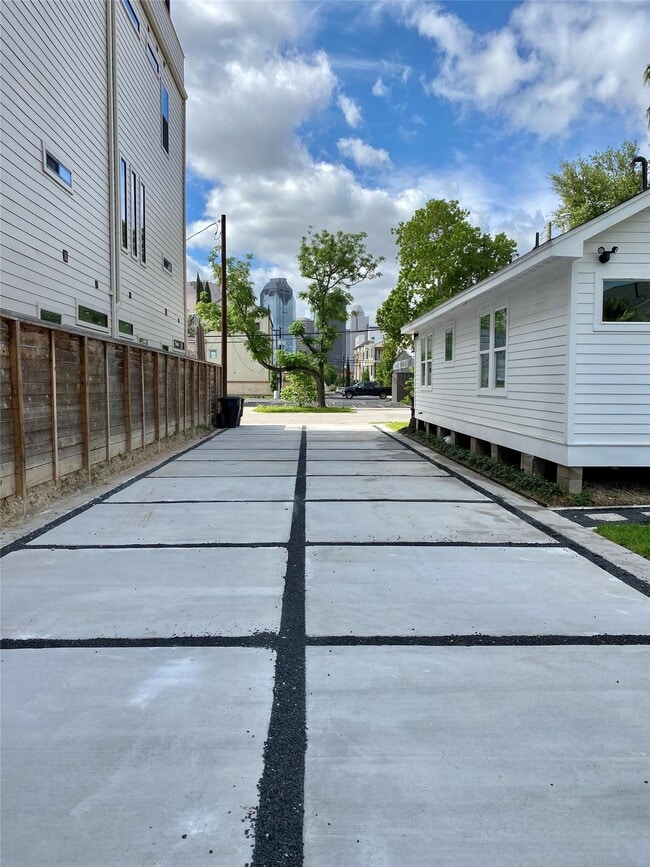 Building Photo - 1406 Edwards St