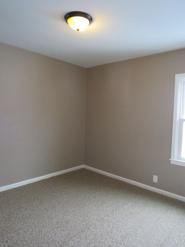 Building Photo - 3 Bedroom (1 non-egress) / 1 Car Garage located near the hospitals and colleges!