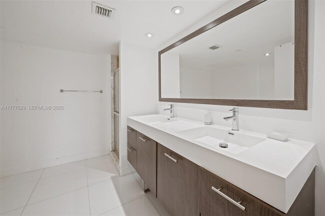 Building Photo - 2000 Towerside Terrace