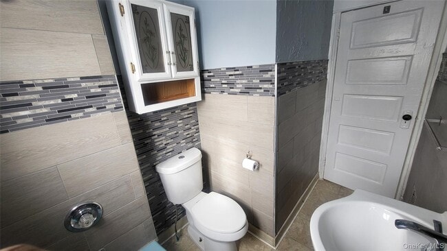 Building Photo - 107 Smith St