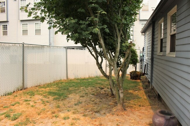 Building Photo - Clean 2 bedroom 1 bath by Columbia River Marina!