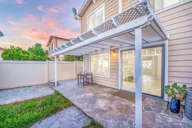 Building Photo - Beautiful Townhouse in the desirable Anaheim Packing District!