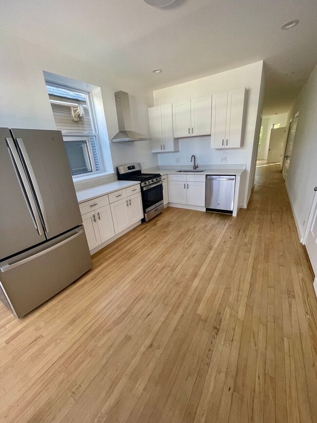 Building Photo - 1336 W Barry Ave