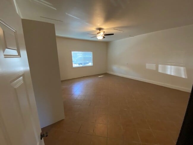 Building Photo - Available Now!! 1 Bedroom 1 Bathroom Back Unit