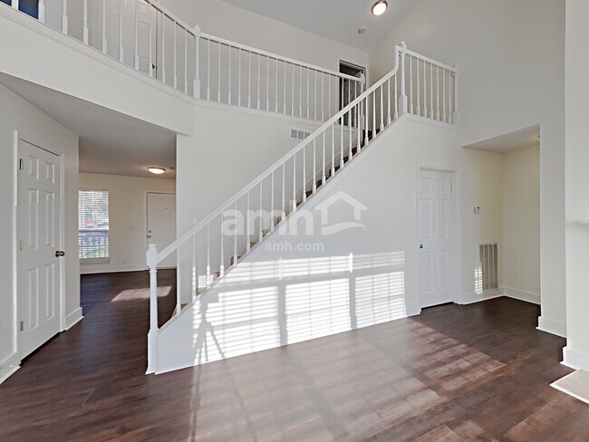 Building Photo - 3112 Creekview Ln