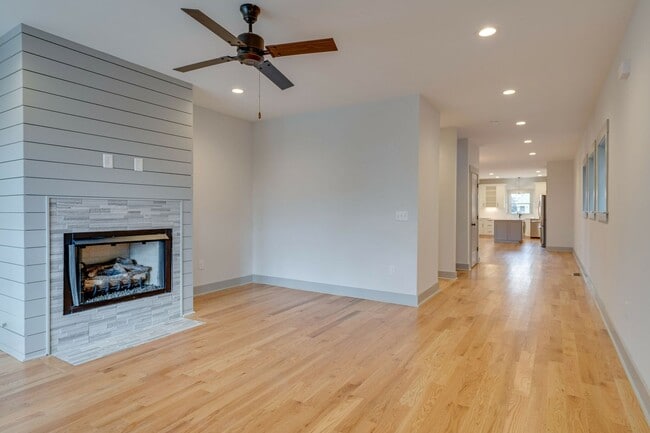 Building Photo - Stunning 3BE/2.5BA in the SHELBY PARK area! Easy DOWNTOWN access!