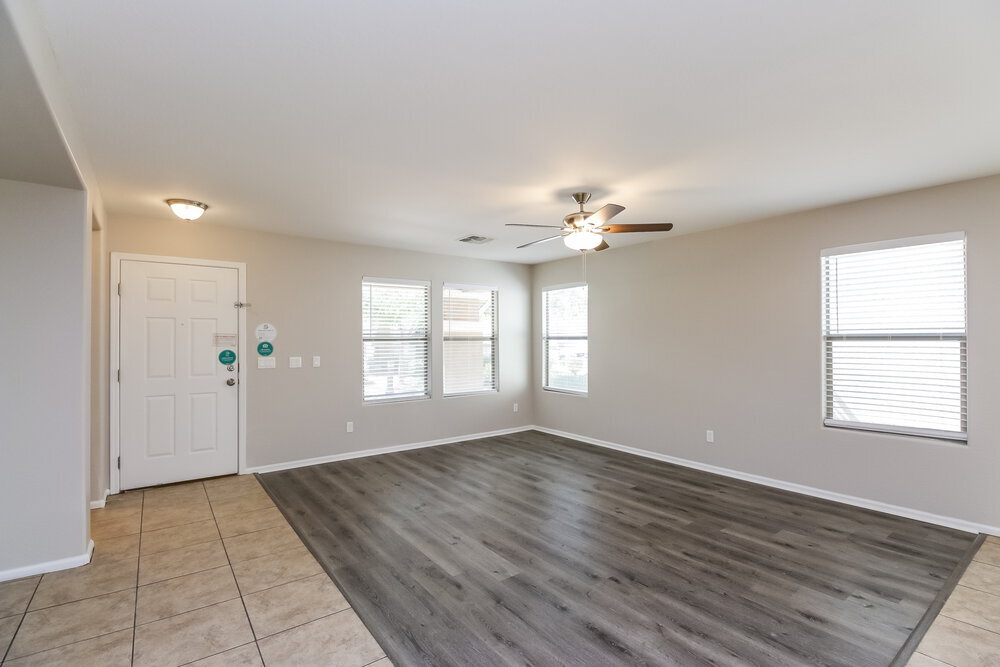 Building Photo - 992 S Hawk Ln