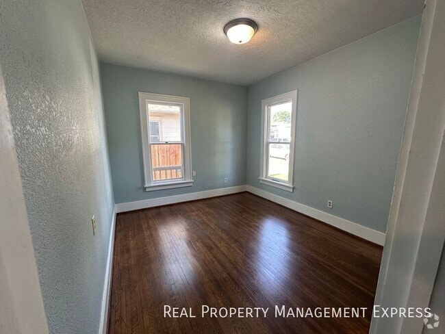 Building Photo - 427 S Prairie Ave