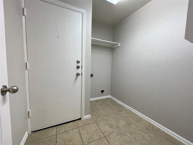 Building Photo - 208 Spruce Dr
