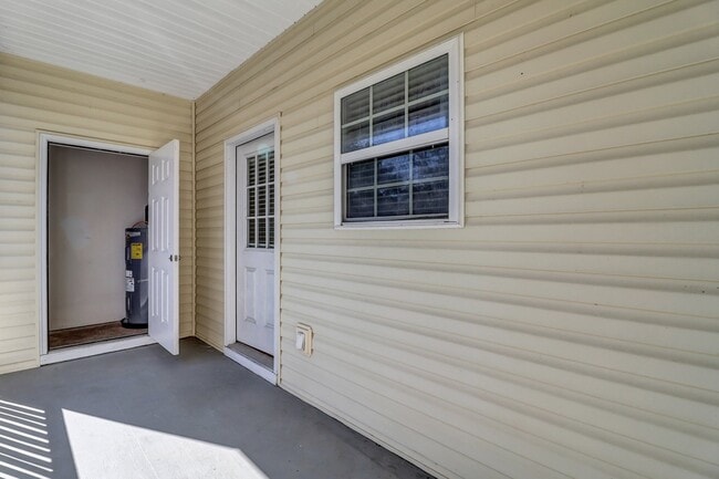 Building Photo - 324 Laurel Oak Ln