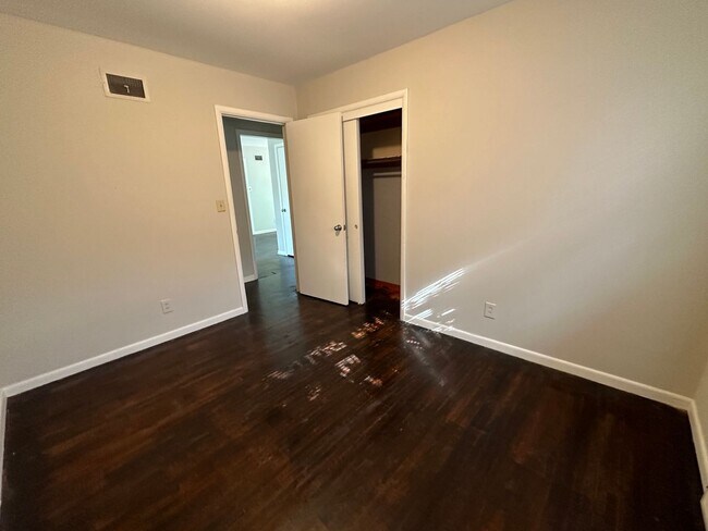 Building Photo - Updated 3 Bedroom Home with Large Kitchen ...