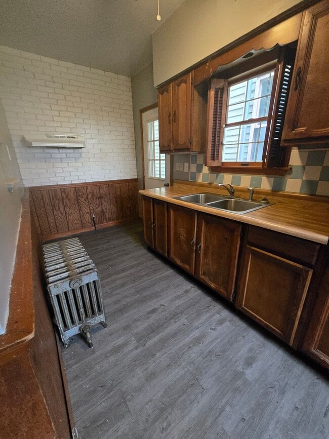 Building Photo - Large 3br house!