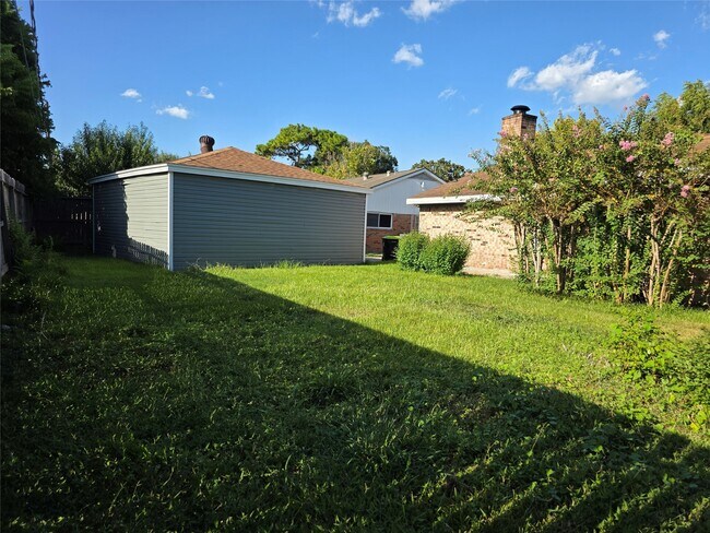 Building Photo - 11726 N Willow Cir