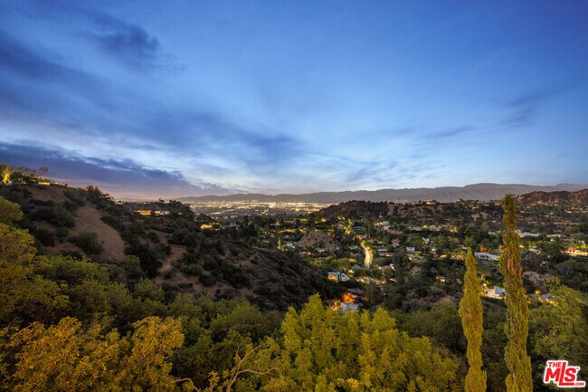 Building Photo - 8620 Skyline Dr