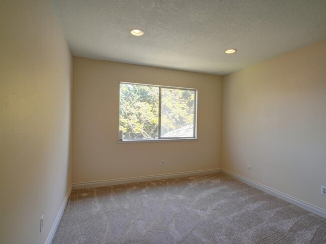 Building Photo - 1750 Prefumo Canyon Rd