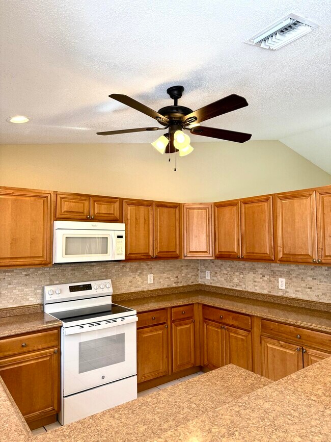 Building Photo - 18292 Clear Brook Cir
