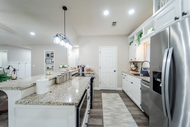 Building Photo - Charming 4 bedroom, 3 bathroom with lots of outdoor living space.