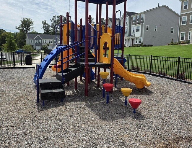 Building Photo - 3BR Like-New Townhome – GREAT PRICE - Community Pool/Playground