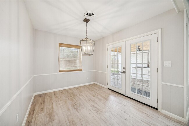 Building Photo - 2127 Blue Willow Dr