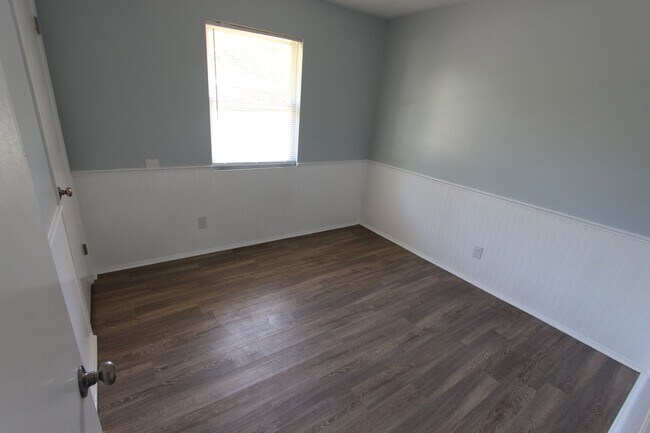 Building Photo - 2071 Fernwood Cir